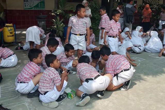  Siswa SD Negeri Tugu, Jebres, Surakarta menggambar di halaman sekolahnya (Tara Wahyu)