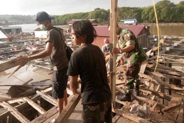 Personel Kodim 0906/Tenggarong membantu mengevakuasi korban longsor yang terjadi pada Kamis (22/8) pagi. Foto: Dok Kodim 0906/Tenggarong