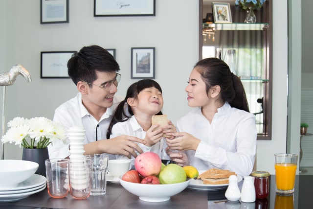 com-Ilustrasi keluarga sedang menikmati sarapan. Foto: Shuttertstock