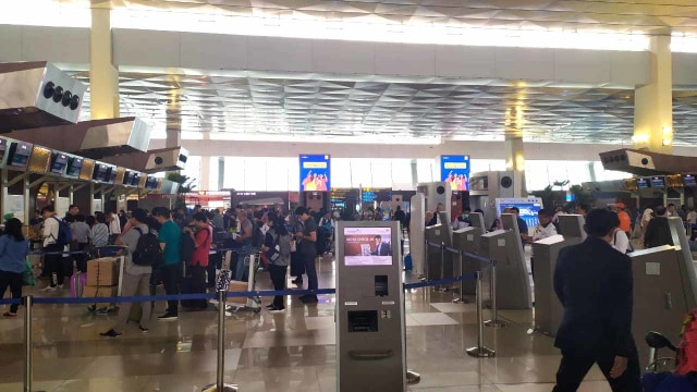 Suasana di counter check in keberangkatan domestik di Terminal 3 Bandara Soetta
