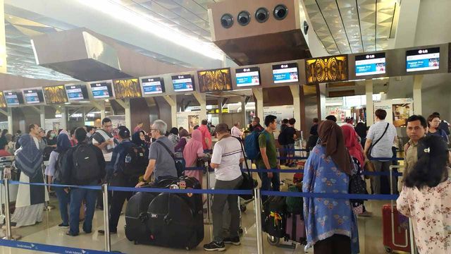 Suasana di counter check-in keberangkatan domestik di Terminal 3 Bandara Internasional Soekarno-Hatta. Foto: Maulana Ramadhan/kumparan