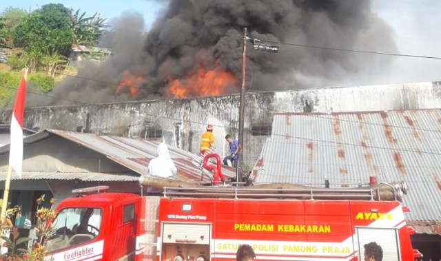 Petugas Pemadam Kebakaran Kota Manado berjibaku memadamkan api di gudang kosmetik yang terbakar di Liwas, Kelurahan Ranomuut, Kecamatan Paal II, Jumat pagi (23/8).