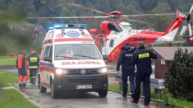 Helikopter TOPR (Tatra Volunteer Search and Rescue) ikut serta dalam operasi penyelamatan setelah badai di Pegunungan Tatra, di Zakopane, Polandia Kamis (22/8). Foto: REUTERS