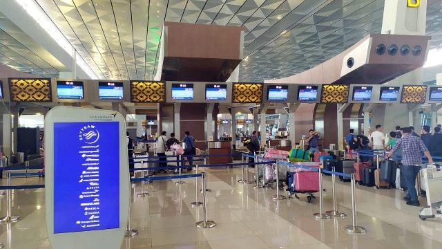 Counter check in di Terminal 3 Bandara Soetta yang sempat alami gangguan sistem IT. Foto: Maulana Ramadhan/kumparan