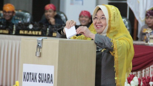 Salah seorang anggota DPRD Provinsi Sulawesi Tengah saat memasukan kertas suara ke dalam kotak suara pemilihan wakil Gubernur Sulteng, yang di laksanakan di Kantor DPRD Sulteng, Jalan Samratulangi, Kota Palu, Senin (8/7). Foto: Humas Pemprov Sulteng.