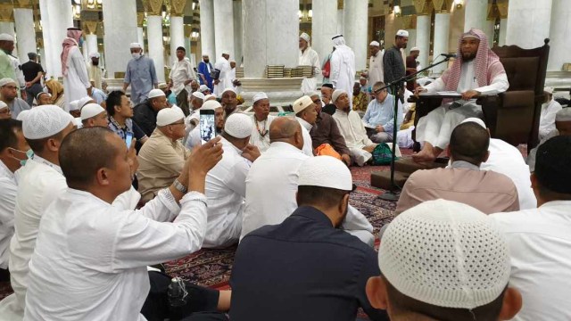 Suasana Kajian Bahasa Indonesia oleh Ustaz Ariful Bahri, di Masjid Nabawi, Madinah. Foto: Denny Armandhanu/kumparan