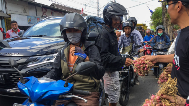 Kecewa dengan anjloknya harga bawang merah, petani membagikan 1 kuintal bawang merah kepada pengguna jalan di Ringroad Selatan, Bantul, DIY, Jumat (23/8). Foto: Arfiansyah Panji Purnandaru/kumparan