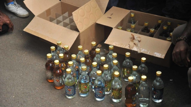 Mahasiswa Papua mengembalikan dua dus minuman beralkohol yang dikirim polisi. Foto: FRI-WP