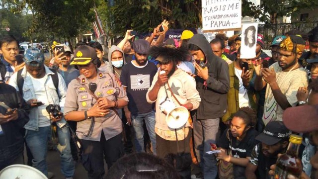 Mahasiswa Papua mengembalikan dua dus minuman beralkohol yang dikirim polisi. Foto: FRI-WP