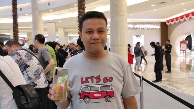 Rian, pembeli pertama Samsung Galaxy Note 10 Plus di Indonesia. Foto: Aulia Rahman Nugraha/kumparan