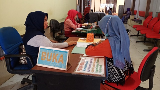 Pencari kerja sedang mengiri kartu kuning di Dinas Koperasi UKM dan Tenaga Kerja Kota Banjarmasin pada Jumat, 23 Agustus 2019. Foto: Zahidi/banjarhits.id