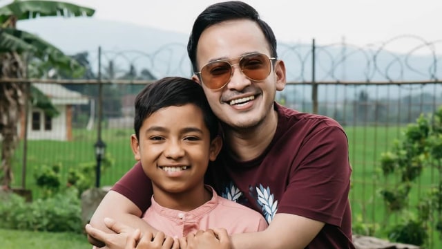 Ruben Onsu bersama anak angkatnya Betrand Peto. Foto: Instagram @betrandpeto.