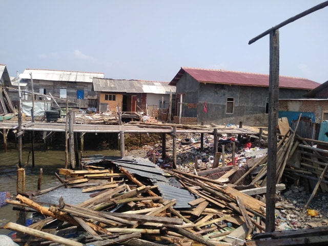 Kondisi puing-puing rumah korban yang berhamburan di tepi laut Kelurahan Bumi Waras, Jumat (23/8). | Foto: Rafika Restiningtias/ Lampung Geh