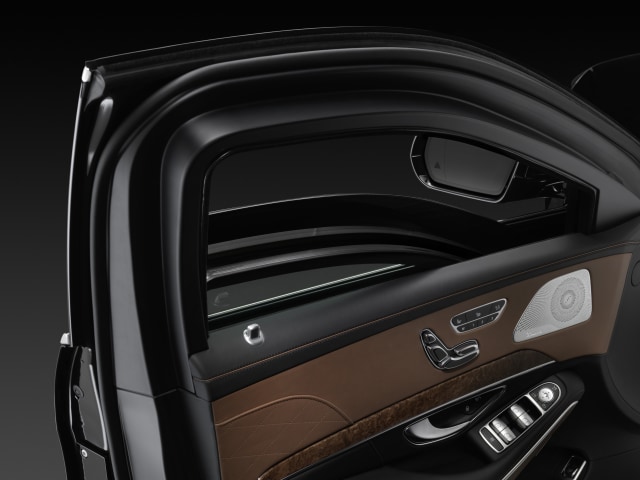 Pintu dan kaca tebal menjadi standar Mercedes-Benz S600 Guard Foto: dok. Mercedes-Benz
