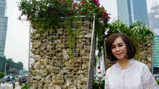 Kepala Dinas Kehutanan DKI Jakarta Suzi Marsita Wati berfoto di depan instalasi batu gabion, Bundaran HI, Jakarta Pusat. Foto: Rafael Ryandika/kumparan