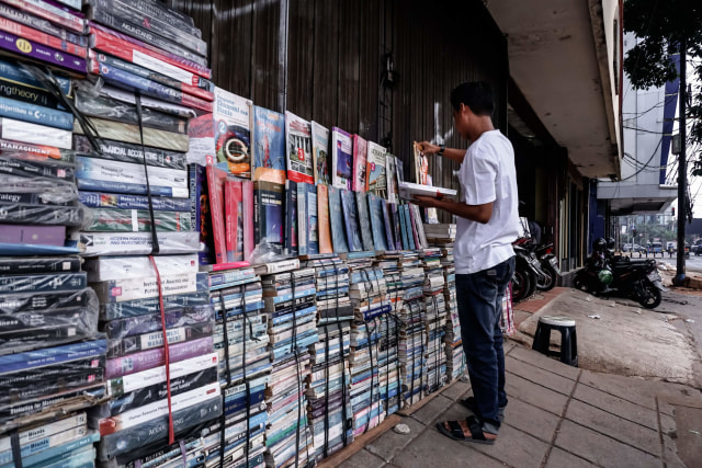 Dari Toko Fisik ke Dunia Maya: Kisah Sukses Pak Budi, Pedagang Buku Online yang Gigih