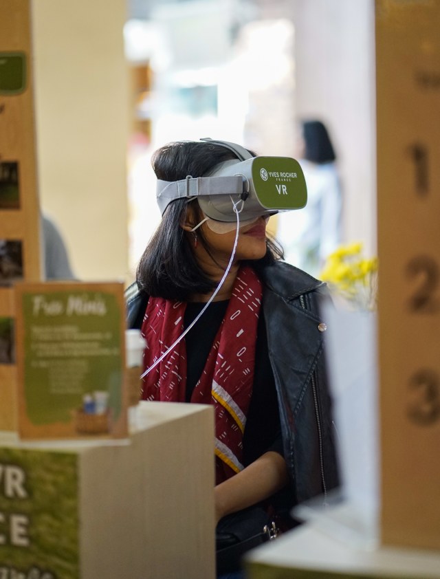 Tim kumparanWOMAN sedang menikmati virtual reality tour ke Desa La Gacilly, Prancis bersama Yves Rocher Indonesia. (NOTCOVER)