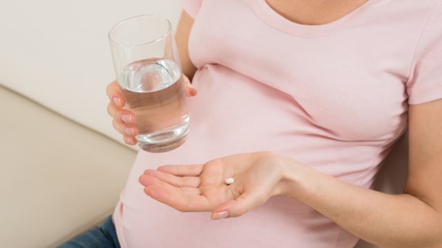 Ilustrasi ibu hamil konsumsi suplemen penambah darah. Foto: Shutterstock