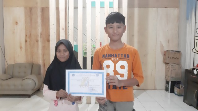 Verdellion Timothy Chandratama (11) dan Rahma Adinda (10), atlet renang asal Kendari yang batal ikut seleksi O2SN SD tingkat Provinsi. Foto: Wiwid Abid Abadi/kendarinesia.