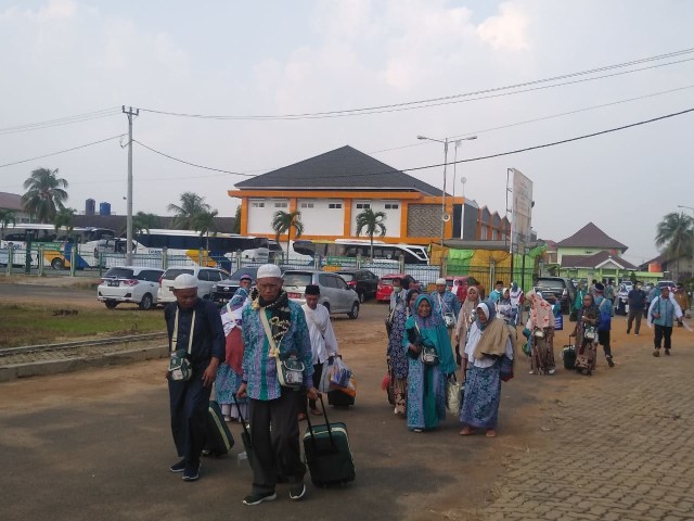 Jemaah haji Bandar Lampung saat tiba di Asrama Haji Lampung dari Bandara Raden Inten II, Jumat(23/8) | Rafika Restiningtias/ Lampung Geh