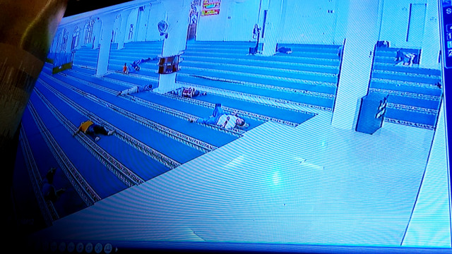 Petugas memperlihatkan rekaman CCTV ketika pelaku akan melancarkan aksinya di Masjid Nurul Iman Padang (Foto: RA)
