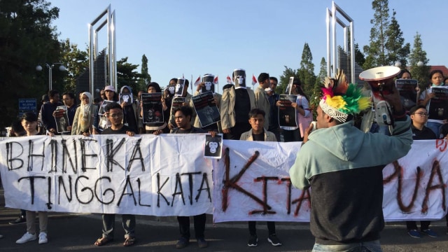 Aliansi solidaritas mahasiswa Universitas Gadjah Mada (UGM) untuk Papua di Bundaran UGM Yogyakarta, Jumat (23/8/2019). Foto: Arfiansyah Panji Purnandaru/kumparan