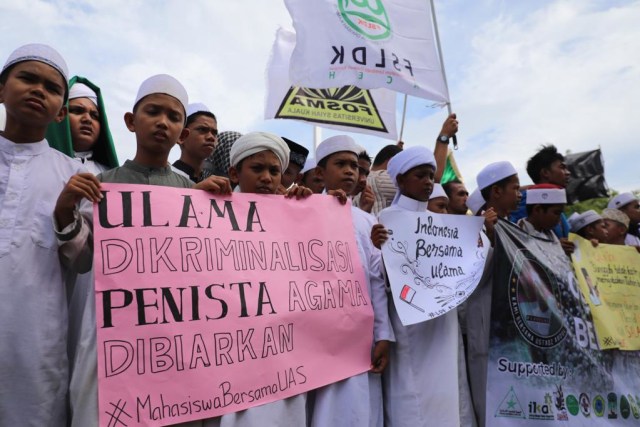 Para santri ikut dalam aksi damai bela Ustaz Abdul Somad di Kota Banda Aceh, Aceh, Jumat (23/8). Foto: Suparta/acehkini 