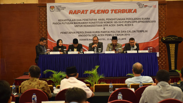 Rapat pleno penetapan calon terpilih anggota DPR Aceh. Foto: Yudiansyah/acehkini