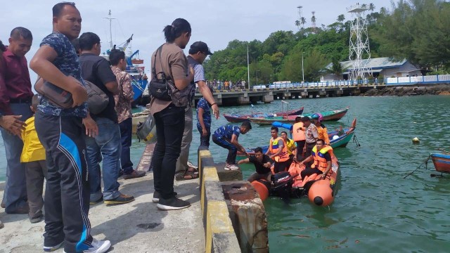 Evakuasi mahasiswa asal Papua yang tenggelam di Objek Wisata Aceh Selatan. Foto: Dok. istimewa