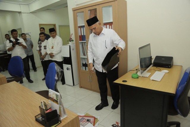 Sekda Aceh, Taqwallah, saat meninjau kerapian dokumen dan arsip sebuah kantor dari 45 SKPA, Jumat (23/8). Foto: Humas Aceh