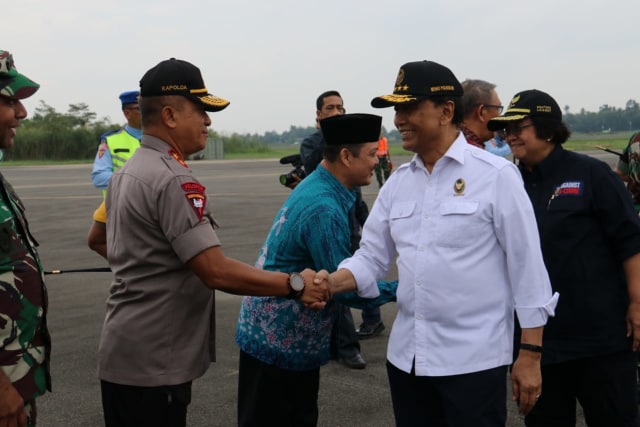 Menteri Koordinator Politik, Hukum dan Keamanan, Wiranto, mengunjungi Kalimantan Barat untuk meninjau kondisi Karhutla. Foto: Humas Polda Kalbar