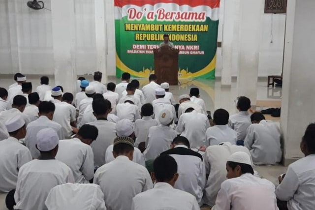 Ratusan santri dari Yayasan Al Kahfi, Mojosongo, Kota Solo mengikuti puncak perayaan HUT Kemerdekaan RI ke-74 yang diadakan di Masjid Al Musafirin, kompleks pondok setempat (Agung Santoso)