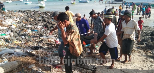 Evakuasi korban meninggal KM Santika Nusantara.