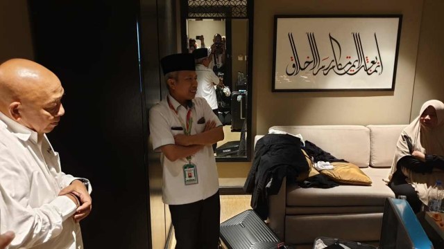 Kemenag memantau kondisi kamar hotel jemaah haji khusus di Madinah Foto: Denny Armandhanu/kumparan