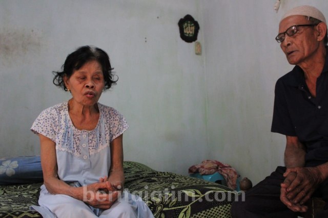 Muntiyah hanya dirawat tetangganya semenjak anak satu-satunya, Slamet, dirawat karena kanker. Foto: istimewa.