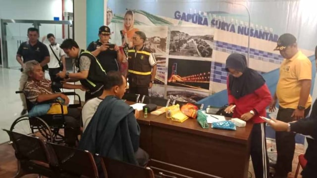 Penumpang KM Santika Nusantara yang terbakar di perairan Masalembu