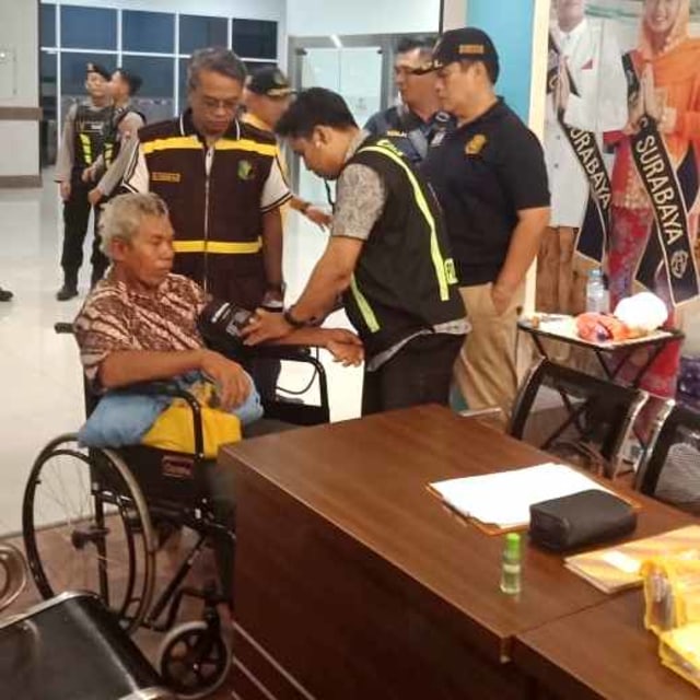 Penumpang KM Santika Nusantara yang terbakar di perairan Masalembu (NOT COVER)