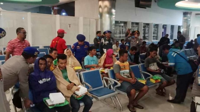 Sejumlah penumpang KM Santika Nusantara menjalani pemeriksaan kesehatan usai dievakuasi. Foto: Dok. Istimewa