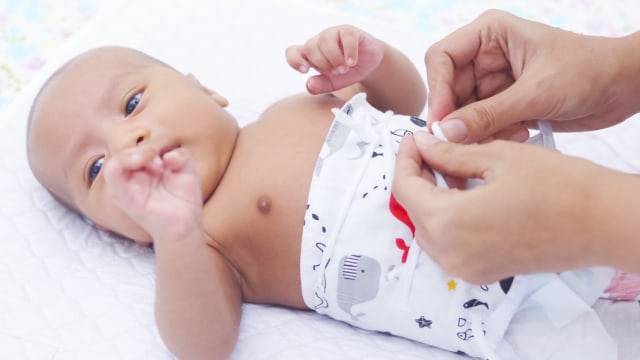 ilustrasi bayi dipakaikan gurita atau bengkung Foto: Shutterstock 