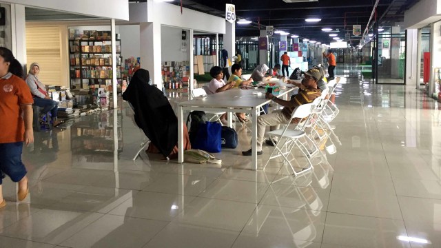 Sejumlah tempat duduk untuk membaca di Sentra Buku Pasar Kenari, Jakarta. Foto: Elsa Toruan/kumparan