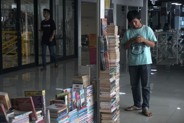 Dari Toko Fisik ke Dunia Maya: Kisah Pak Budi dan Toko Buku Online-nya yang Berkembang