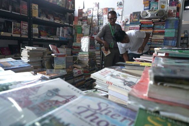 Pedagang melayani pembeli buku dagangannya di Pasar Buku Kenari, Salemba, Jakarta Pusat. Foto: Iqbal Firdaus/kumparan