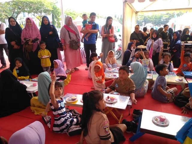 Antusias anak-anak saat mengikuti lomba menghias cup cake, Sabtu (24/8) di Lapangan Saburai, Enggal | Foto : Rafika Restiningtias/ Lampung Geh