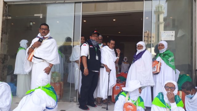 Jemaah haji Aceh saat bersiap untuk diberangkatkan menuju Arafah. Foto: Dok. PPIH Aceh