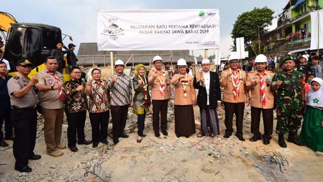 Gubernur Jawa Barat Ridwan Kamil (tengah) saat peletakan batu pertama revitalisasi Pasar Cisarua, Kabupaten Bogor. Foto: Dok. Humas Pemprov Jawa Barat