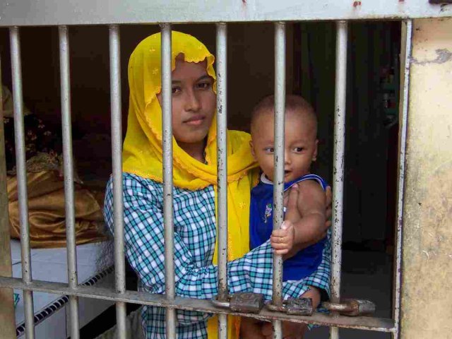 Mutia dan anaknya, Raja, saat masih di penjara Lhoknga. Foto: Adi Warsidi