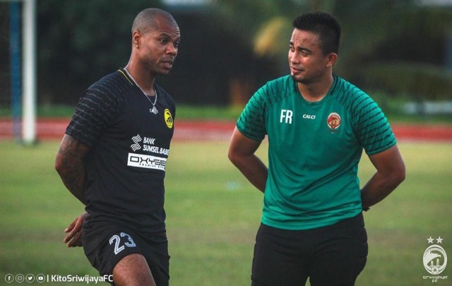 Ferry Rotinsulu (kanan) sedang berdiskusi bersama Hilton Moreira pada sesi latihan Sriwijaya FC di Stadion Atletik, komplek JSC. (Foto: KitoSriwijayaFC)
