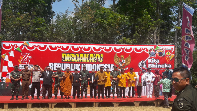 Kasdam IV/Diponegoro Brigjen Teguh Muji Angkasa disambut umat lintas agama saat mengunjungi Kampung Toleransi, Dusun Porot, Desa Getas, Kecamatan Kaloran, Kabupaten Temanggung, Sabtu (24/8/2019). Foto: ari.