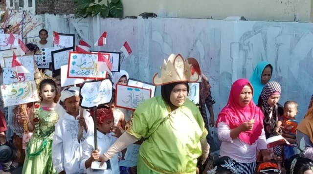 Siswa SD Thoriqul Huda Jalan Santai dengan Pakaian Adat