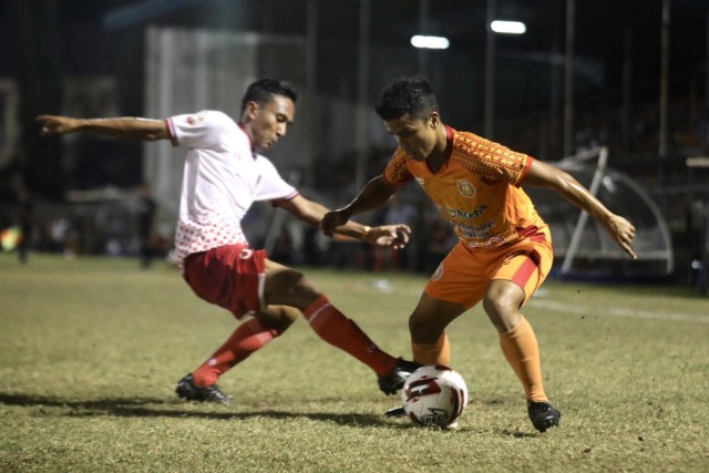 Pemain Persiraja Defri Rizki (oranye) berusaha melewati hadangan pemain Persibat Batang dalam laga yang berakhir dengan skor 4-1 untuk Persiraja, Kamis (24/8). Foto: Suparta/acehkini